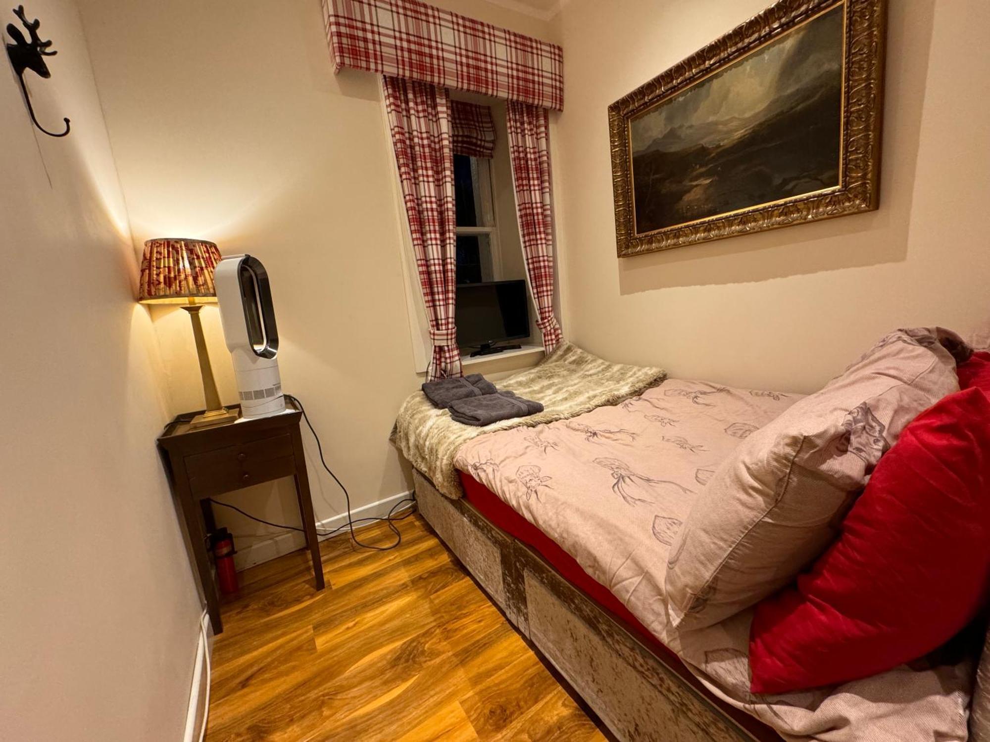 The West Highland Way Pitches Hotel Glasgow Room photo